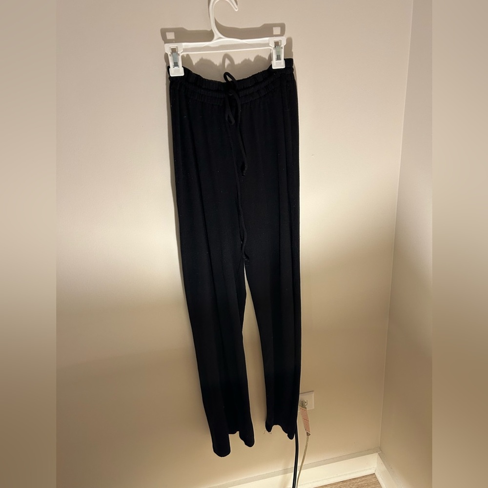 Aritzia Wilfred free, black soft stretch lounge pants. Breathable material
